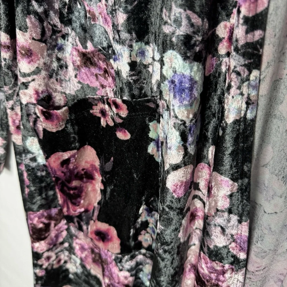 LulaRoe Duster Kimono Velvet Black Pink Floral L Boho Whimsygoth Pockets - Picture 3 of 10